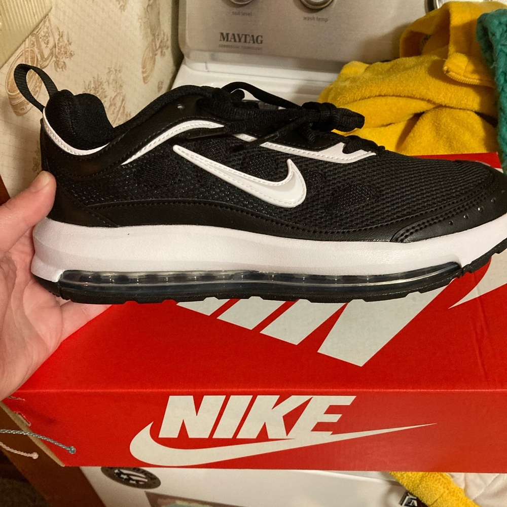 Nike Air Max AP Sneaker Shoe Black White Men's Size 7 New